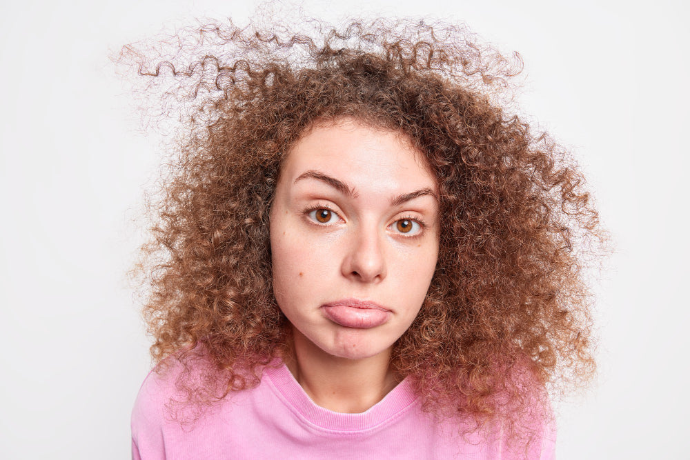La pollution de l'air : Un ennemi caché de nos cheveux
