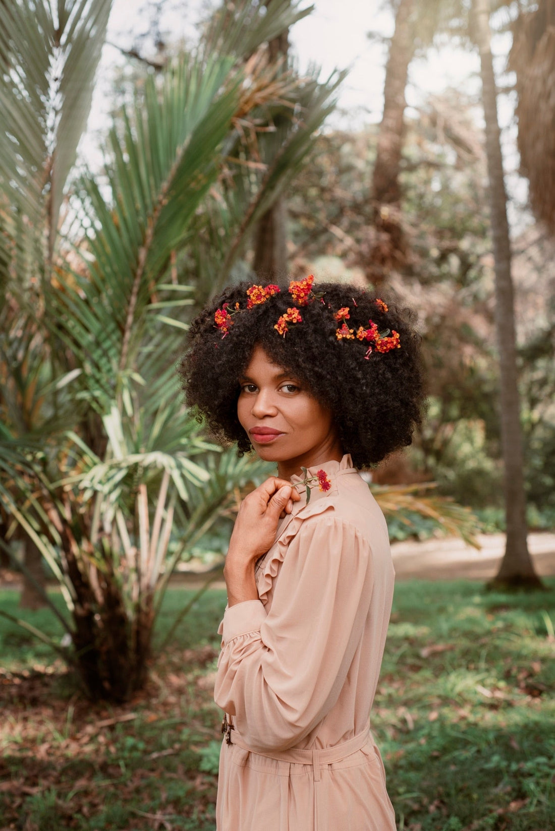 Les gestes et soins ancestraux pour des cheveux forts